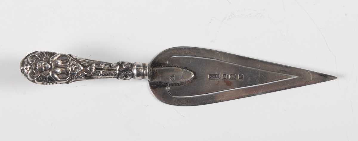 An Edwardian silver novelty bookmark in the form of a trowel, Birmingham 1904 by Crisford & - Image 4 of 7