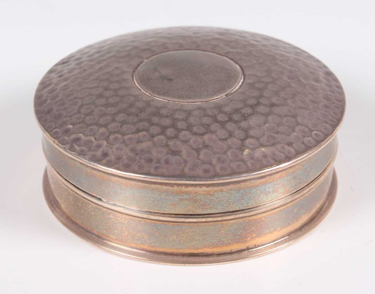 An Edwardian silver circular pot and cover with hammered decoration, Birmingham 1907 by - Image 6 of 7