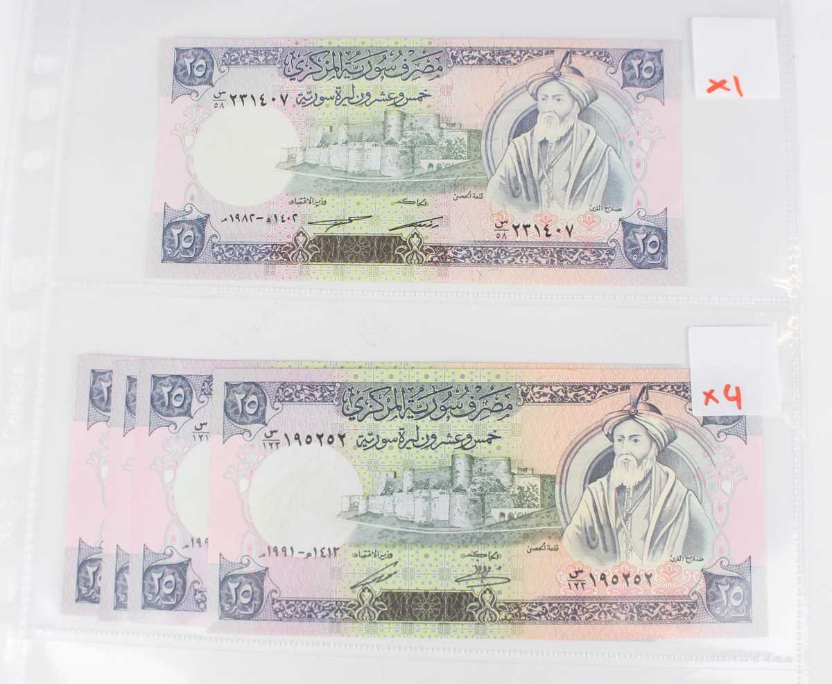 A collection of approximately fifty mid to late 20th century Syrian banknotes, within an album. - Image 4 of 9