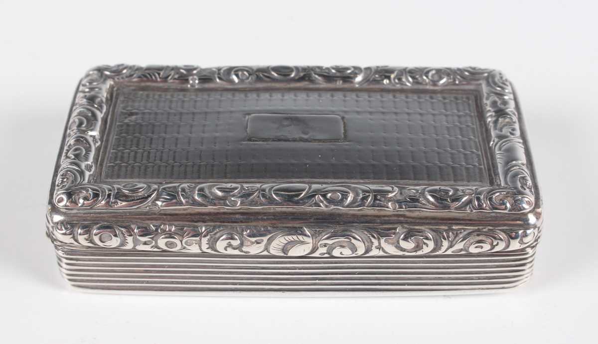 A George IV silver rectangular snuff box, the hinged lid with engine turned decoration within a - Image 2 of 6