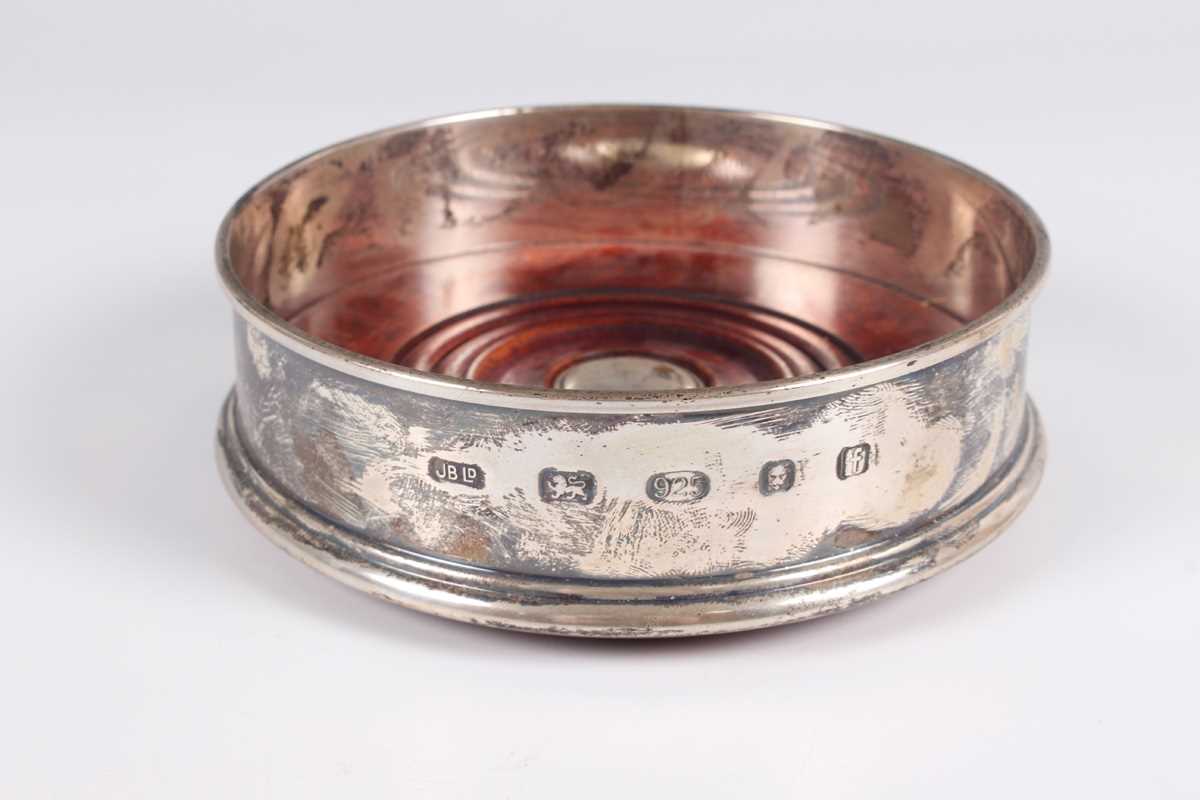 An Elizabeth II silver circular dish, London 1973 by John Henry Odell, weight 109.2g, diameter 12cm, - Image 3 of 4