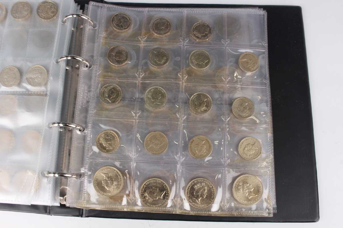 A large collection of various Elizabeth II currency and commemorative coinage, including a group - Image 11 of 15