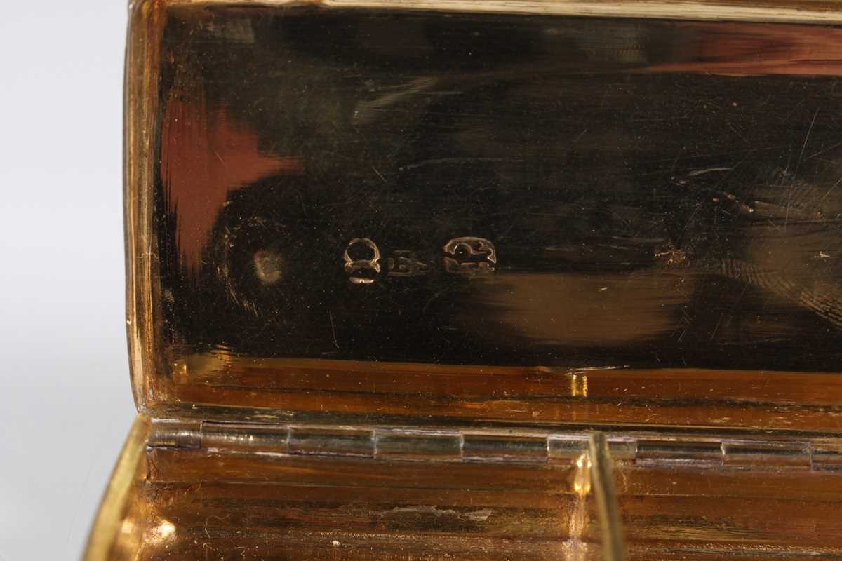 A George IV silver rectangular snuff box, the hinged lid with engine turned decoration within a - Image 5 of 6