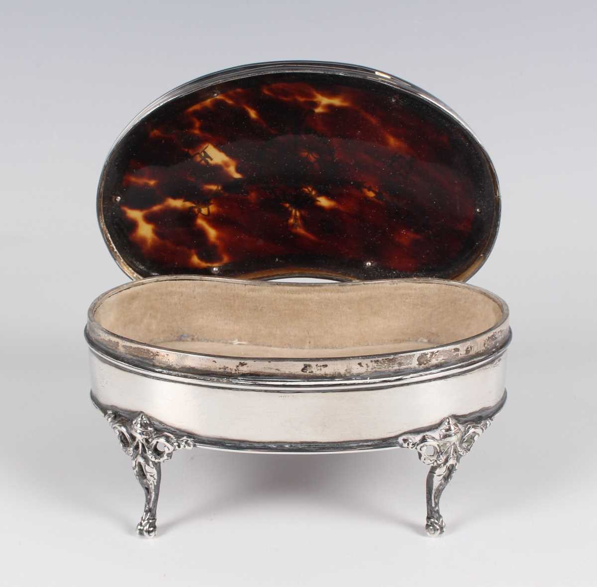 A George V silver and tortoiseshell kidney shaped trinket box with piqué inlaid decoration, on - Image 3 of 5
