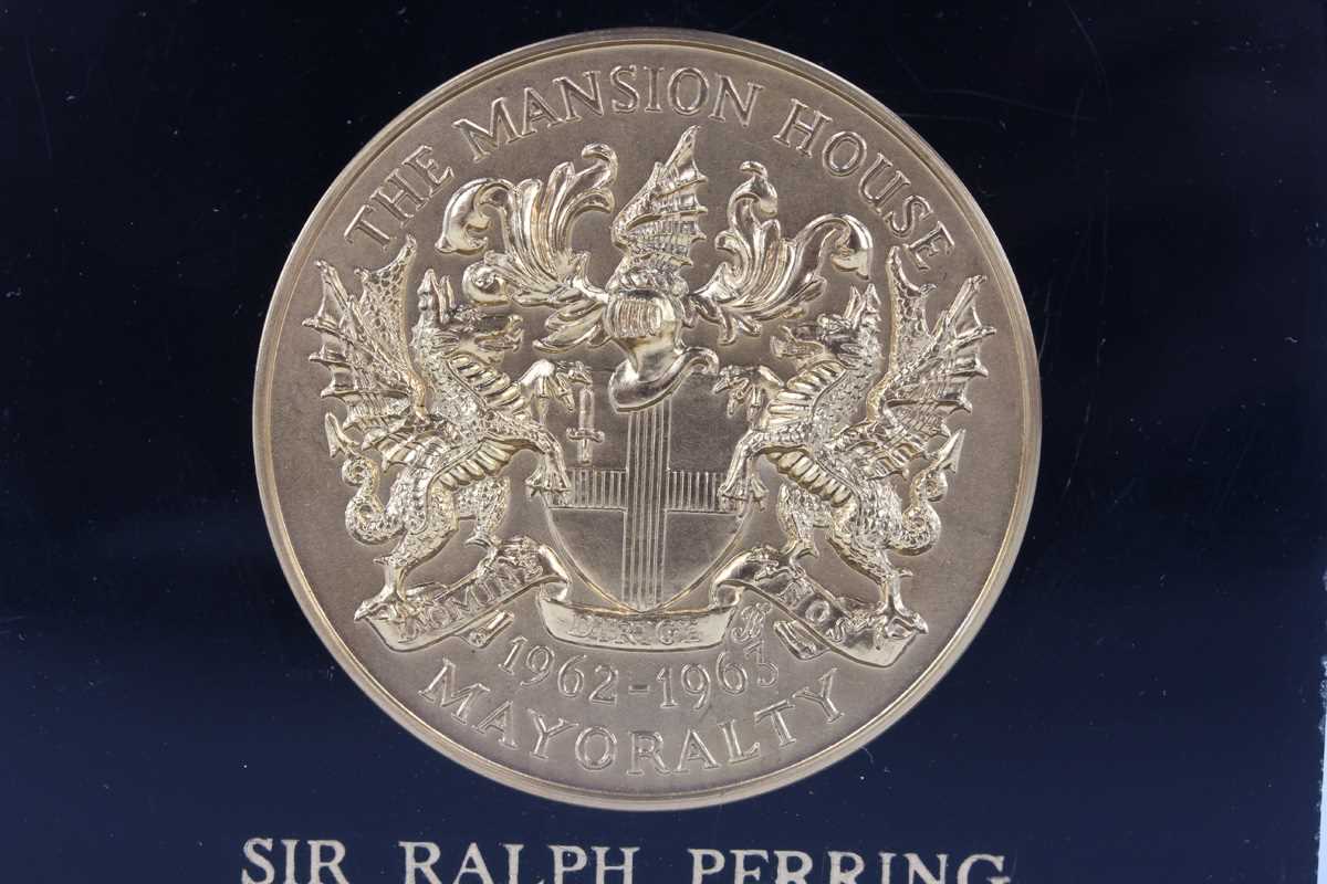 A mid to late 20th century City of London gilt metal medallion, presented by Sir Ralph Perring, Lord - Image 2 of 3