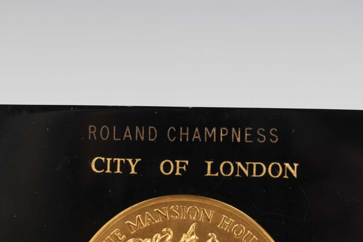 A mid to late 20th century City of London gilt metal medallion, presented by Sir Ralph Perring, Lord - Image 3 of 3