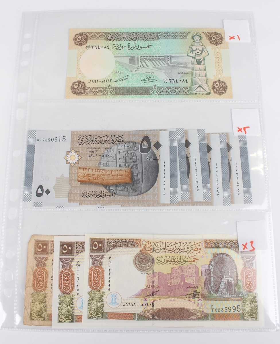 A collection of approximately fifty mid to late 20th century Syrian banknotes, within an album. - Image 5 of 9