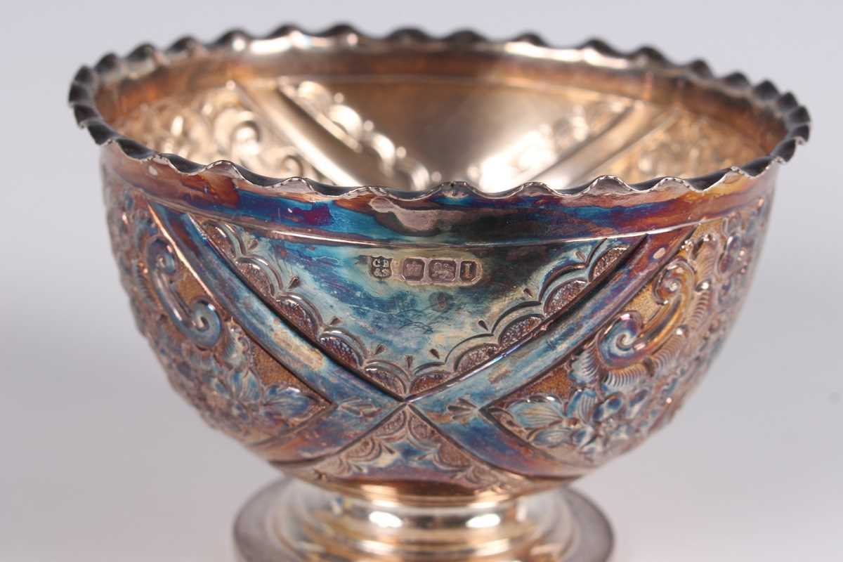 A small group of silver, comprising a sauce boat with beaded rim, London 1973, a sugar bowl, - Image 5 of 5