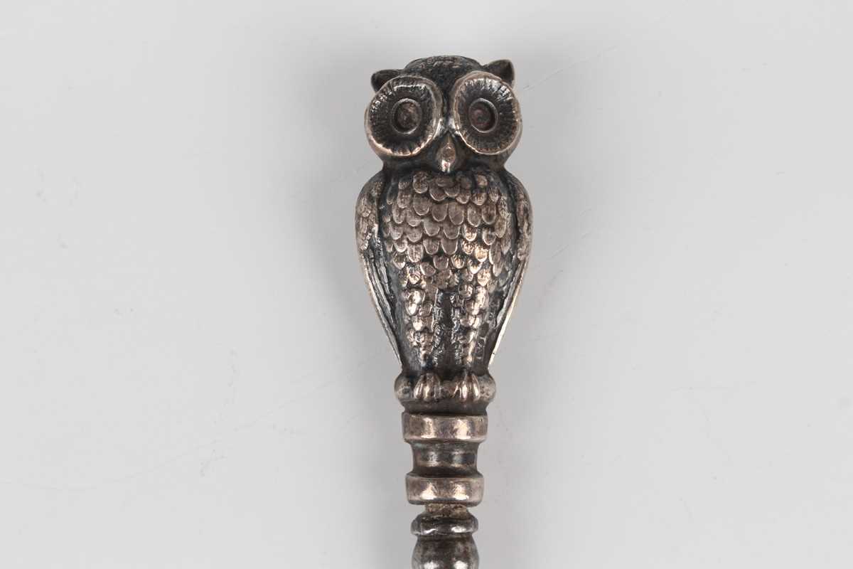 An Edwardian silver handled and steel buttonhook in the form of a double-sided owl, Birmingham - Image 2 of 6