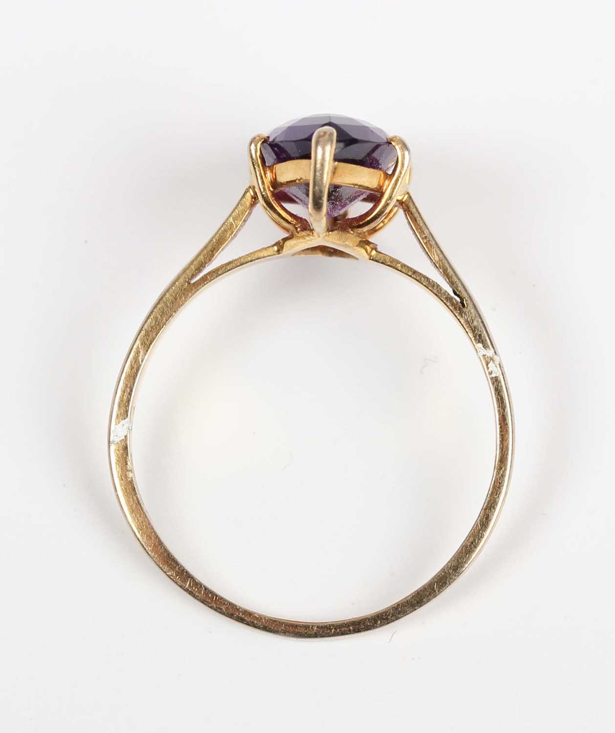 An 18ct gold ring, claw set with a marquise shaped amethyst, London 1985, weight 3.8g, ring size - Image 4 of 5