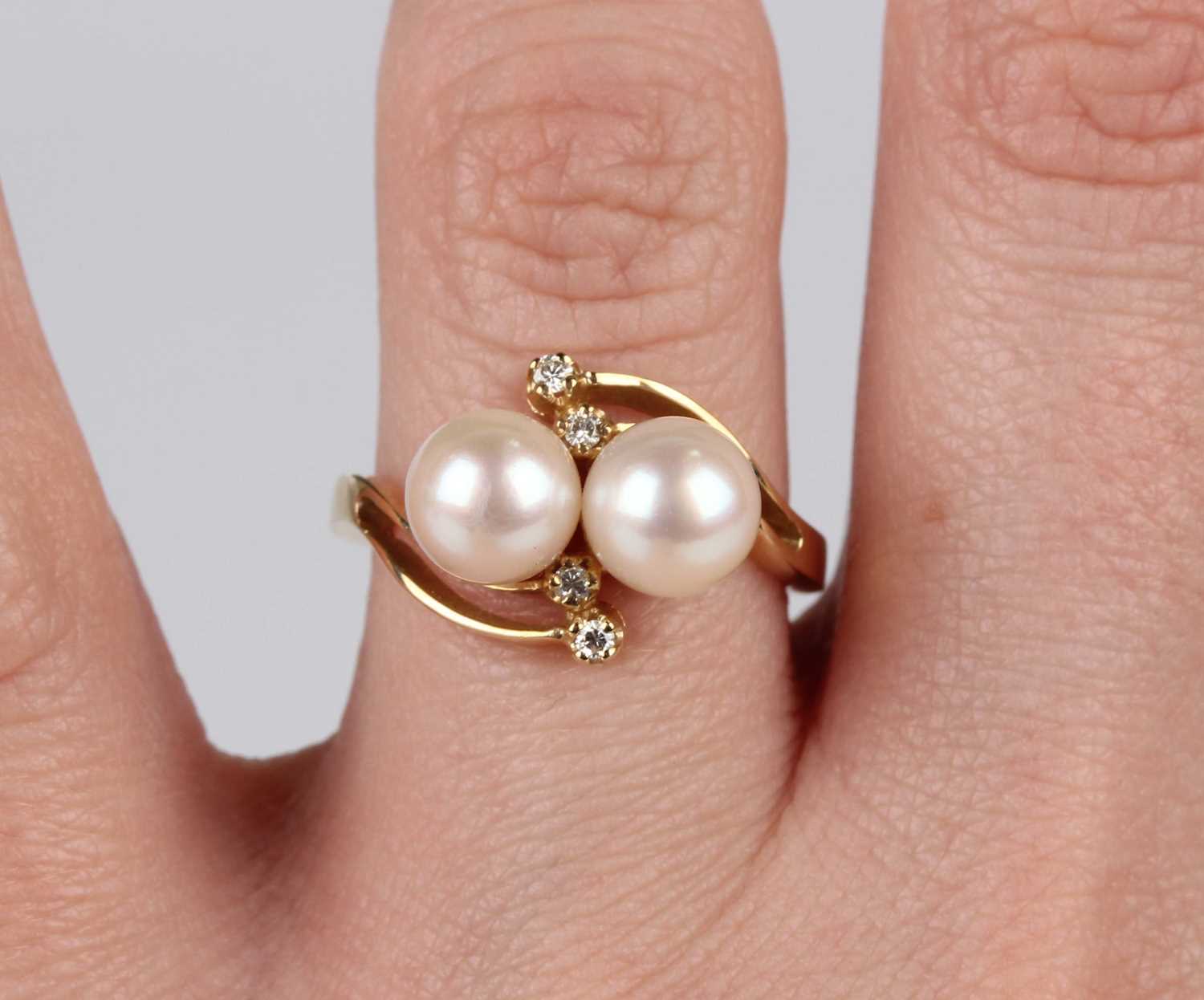 A gold ring, mounted with two cultured pearls and two pairs of circular cut diamonds in a - Image 5 of 5