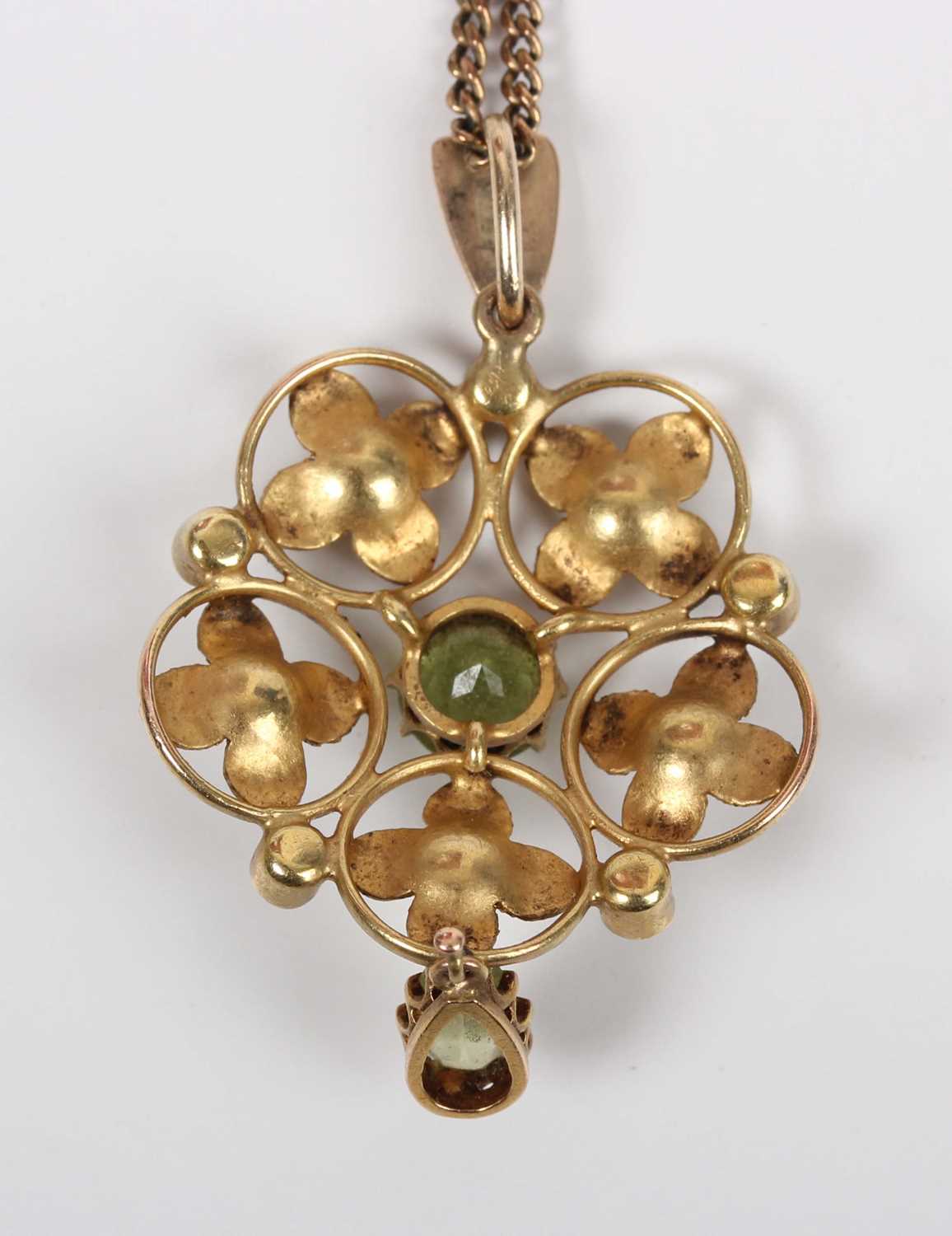 An Edwardian gold, peridot and seed pearl pendant in a cinquefoil shaped design, claw set with the - Image 3 of 3