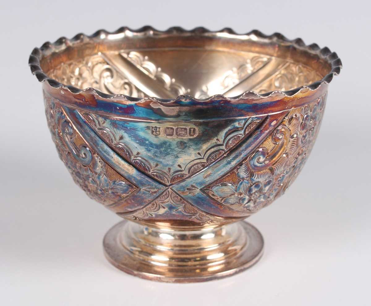 A small group of silver, comprising a sauce boat with beaded rim, London 1973, a sugar bowl, - Image 4 of 5