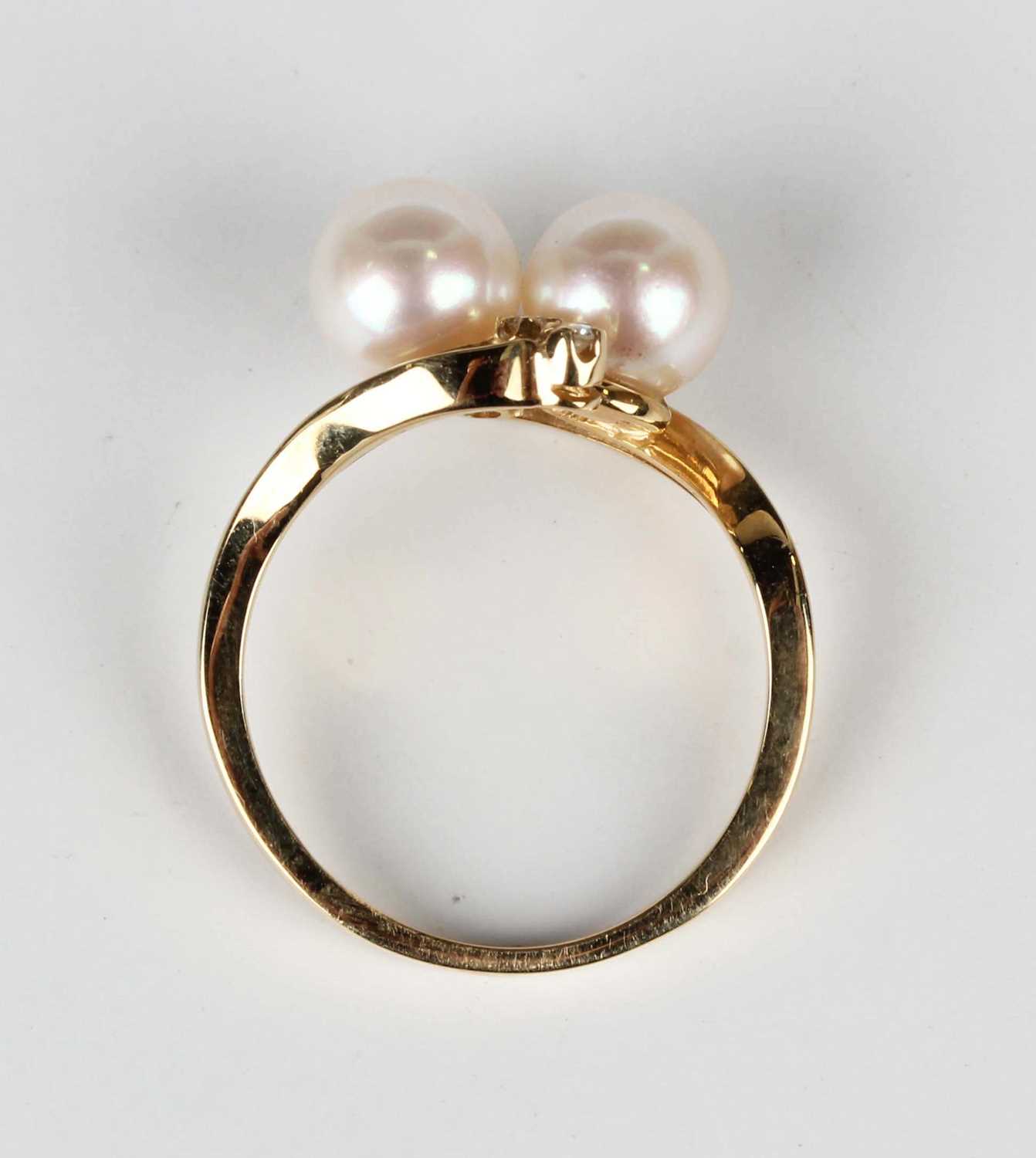 A gold ring, mounted with two cultured pearls and two pairs of circular cut diamonds in a - Image 4 of 5