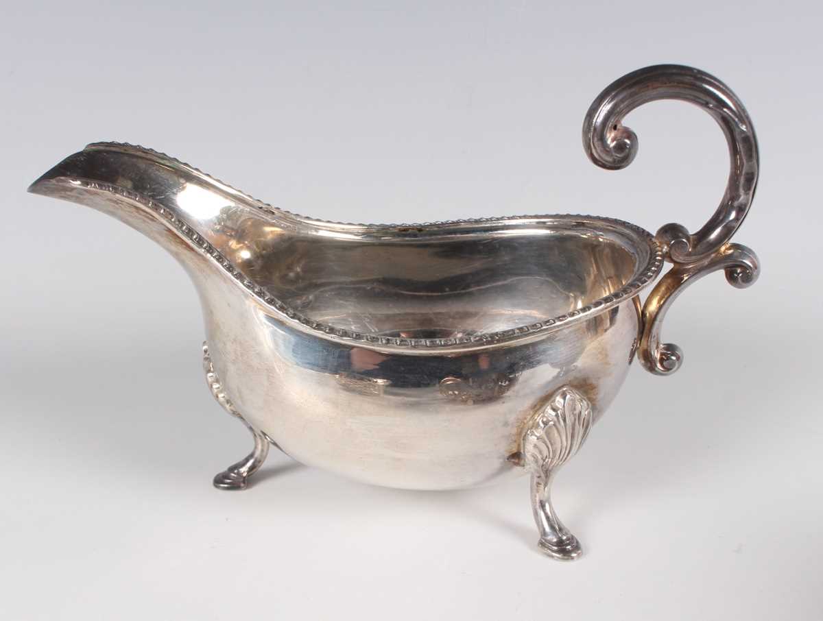 A small group of silver, comprising a sauce boat with beaded rim, London 1973, a sugar bowl, - Image 2 of 5