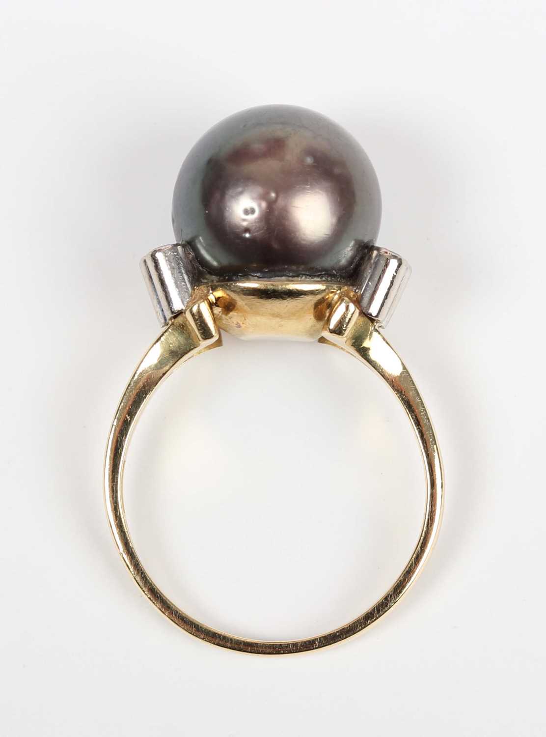 An 18ct gold ring, mounted with a large grey tinted cultured pearl between two rows of three - Image 4 of 5