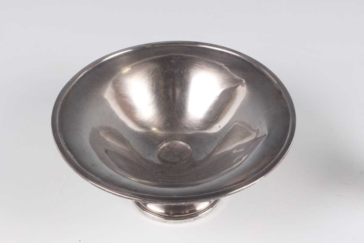 An Edwardian silver mounted cut glass rectangular twin inkstand, the circular hinged lidded inkwells - Image 4 of 7