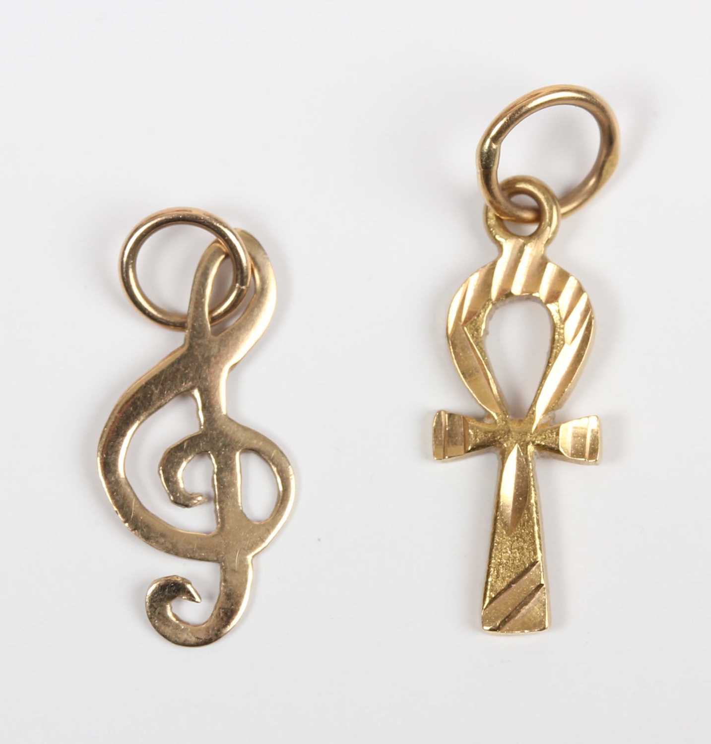 A small group of jewellery, comprising an Egyptian gold ankh charm, weight 0.7g, a gold treble - Image 2 of 3