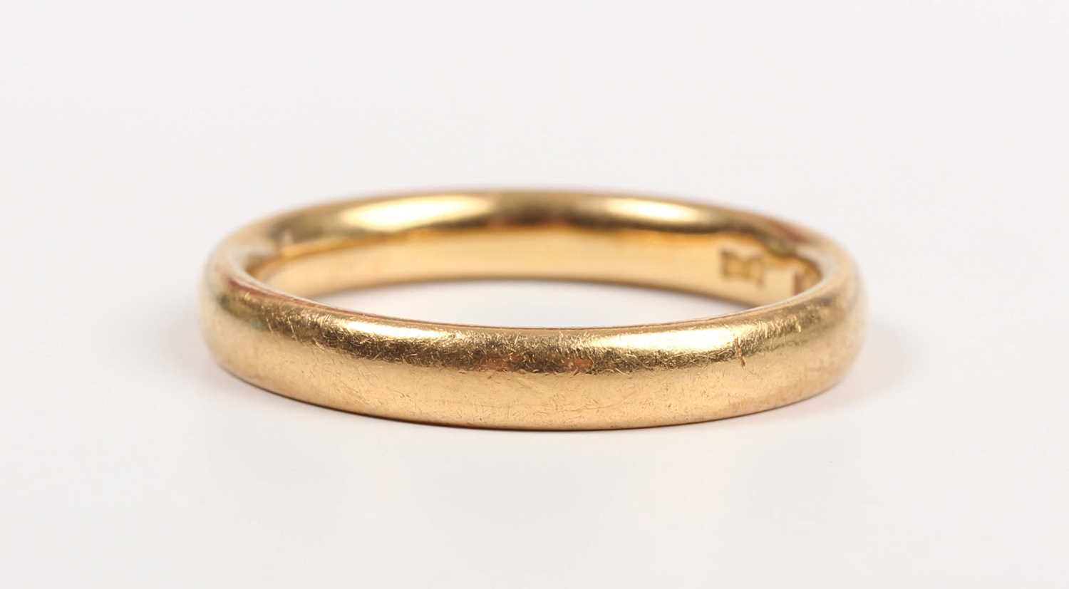 A 22ct gold wedding ring, London 1929, weight 5.6g, ring size approx P1/2.