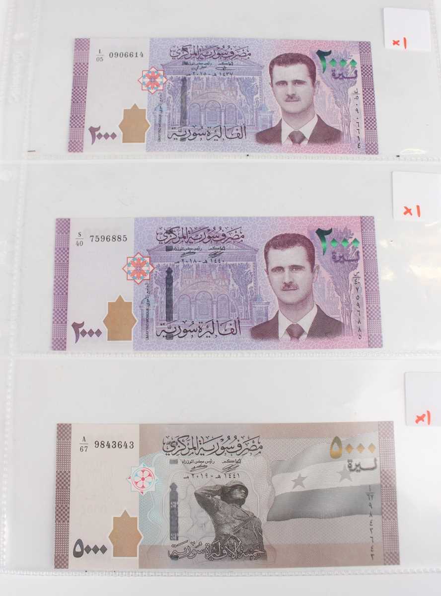 A collection of approximately fifty mid to late 20th century Syrian banknotes, within an album. - Image 9 of 9