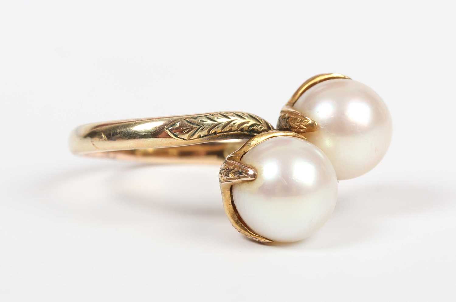 A gold ring, mounted with two cultured pearls in a crossover design, detailed ‘9K’, weight 5g, - Image 2 of 4