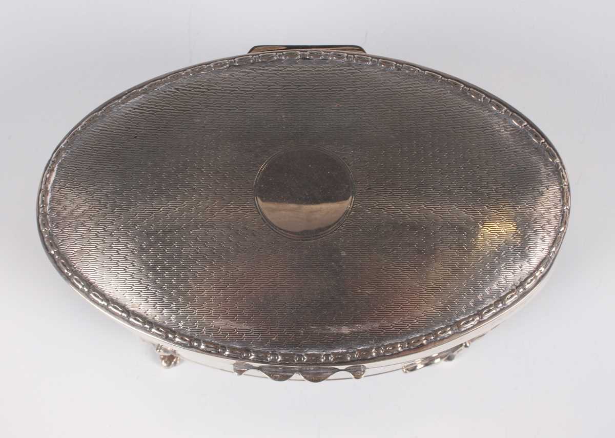 A George V silver oval jewellery box, the hinged lid with engine turned decoration, on scroll - Image 3 of 11