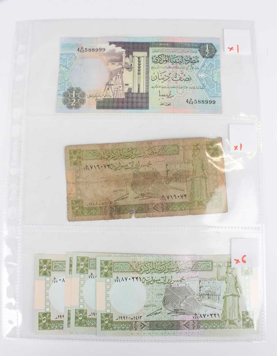 A collection of approximately fifty mid to late 20th century Syrian banknotes, within an album. - Image 2 of 9