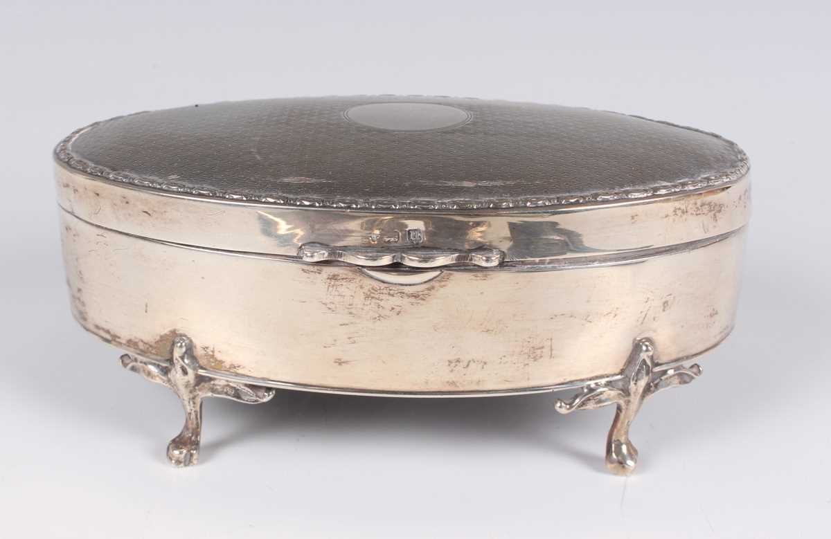 A George V silver oval jewellery box, the hinged lid with engine turned decoration, on scroll - Image 2 of 11