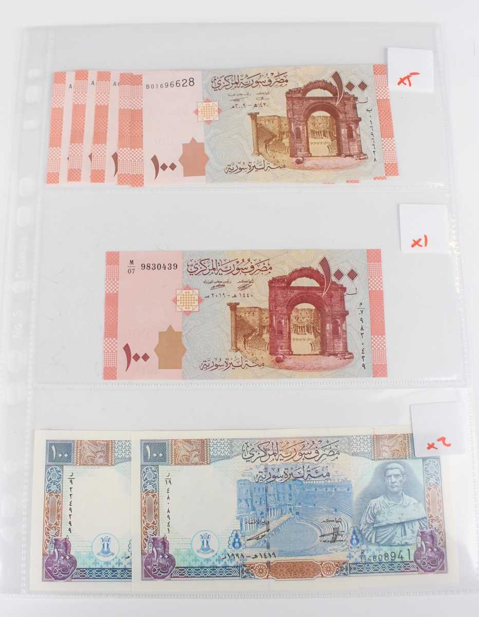 A collection of approximately fifty mid to late 20th century Syrian banknotes, within an album. - Image 6 of 9