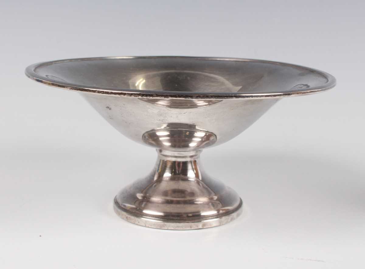 An Edwardian silver mounted cut glass rectangular twin inkstand, the circular hinged lidded inkwells - Image 5 of 7