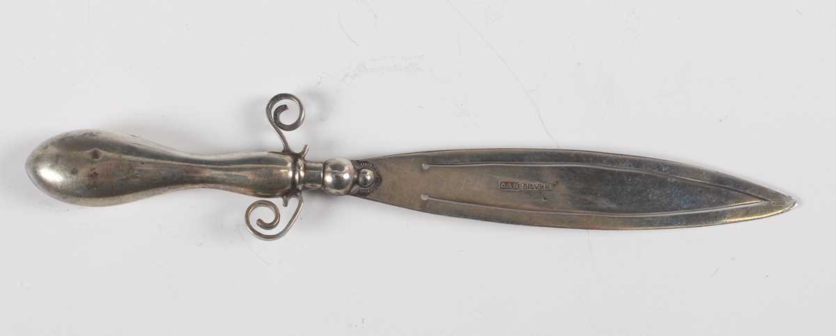 An Edwardian silver novelty bookmark in the form of a trowel, Birmingham 1904 by Crisford & - Image 2 of 7