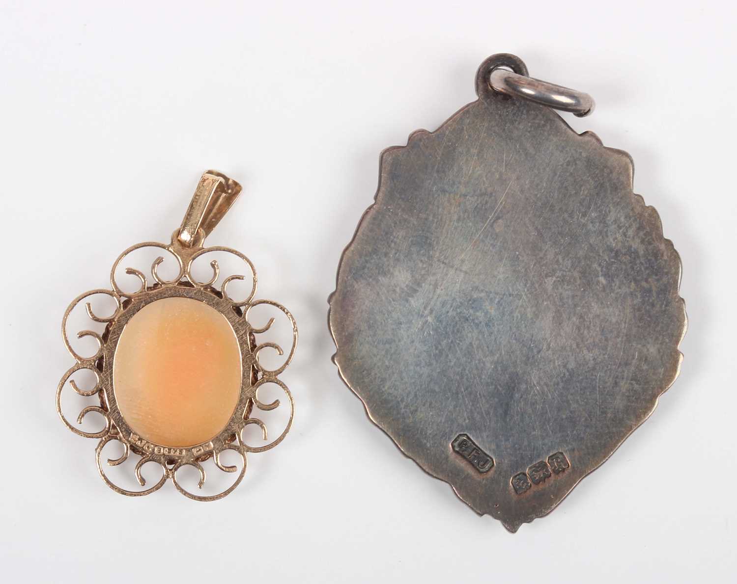 A 9ct gold mounted oval shell cameo pendant, weight 1.6g, length 2.7cm, and a suite of Clarice Cliff - Bild 2 aus 2