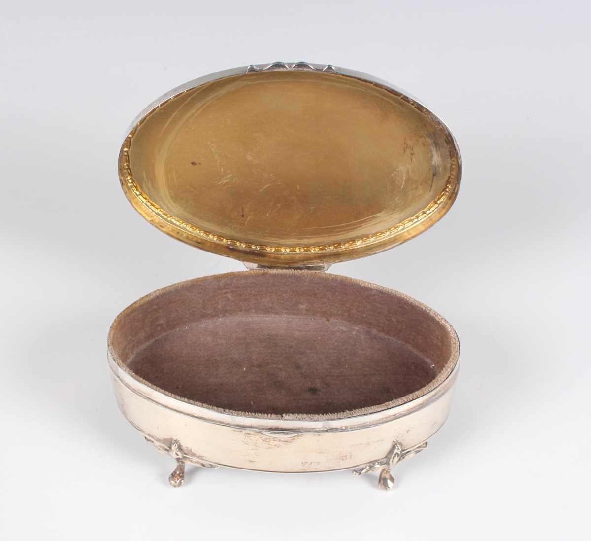 A George V silver oval jewellery box, the hinged lid with engine turned decoration, on scroll - Image 4 of 11