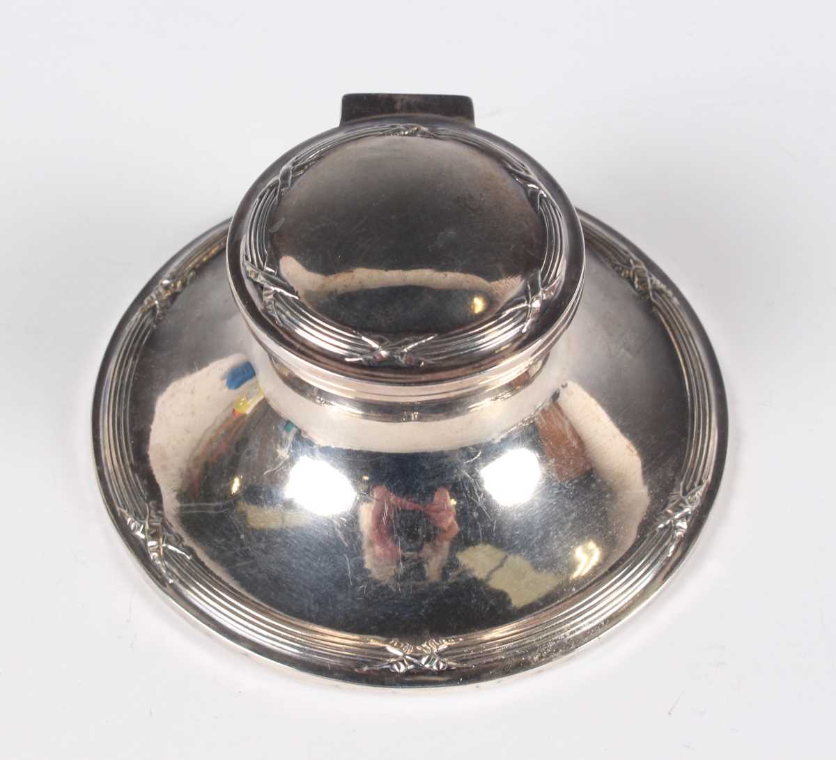 An Edwardian silver capstan inkwell with ribbon and reeded borders, Birmingham 1909 by Henry - Image 2 of 8