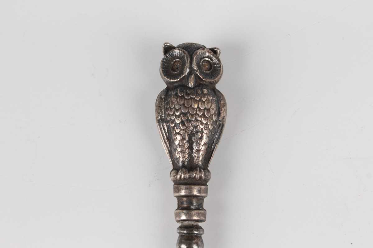 An Edwardian silver handled and steel buttonhook in the form of a double-sided owl, Birmingham - Image 3 of 6