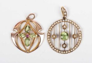 An Art Nouveau gold, peridot and amethyst pendant in a pierced design, detailed ‘9c’, weight 2.2g,