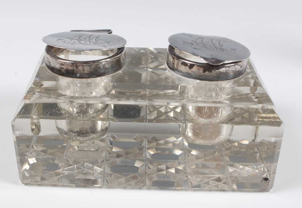 An Edwardian silver mounted cut glass rectangular twin inkstand, the circular hinged lidded inkwells - Image 2 of 7