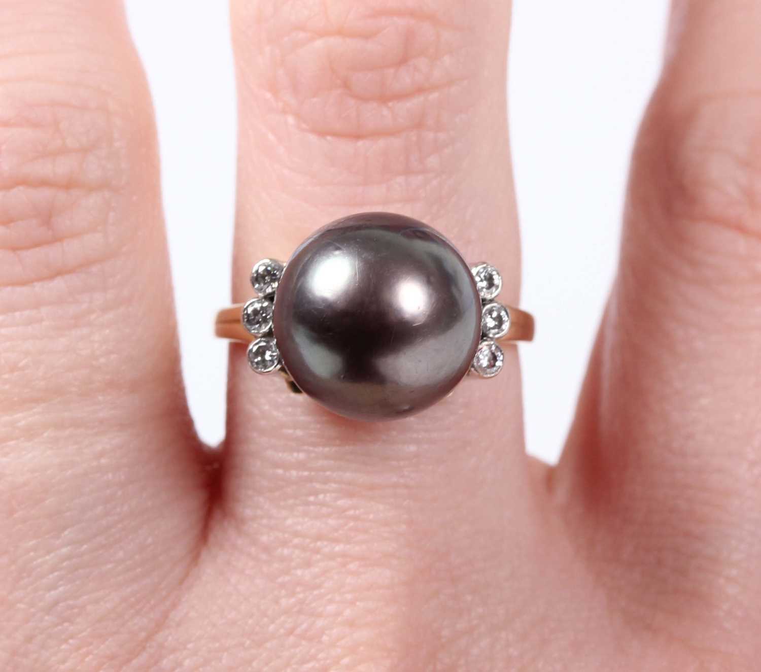 An 18ct gold ring, mounted with a large grey tinted cultured pearl between two rows of three - Image 5 of 5