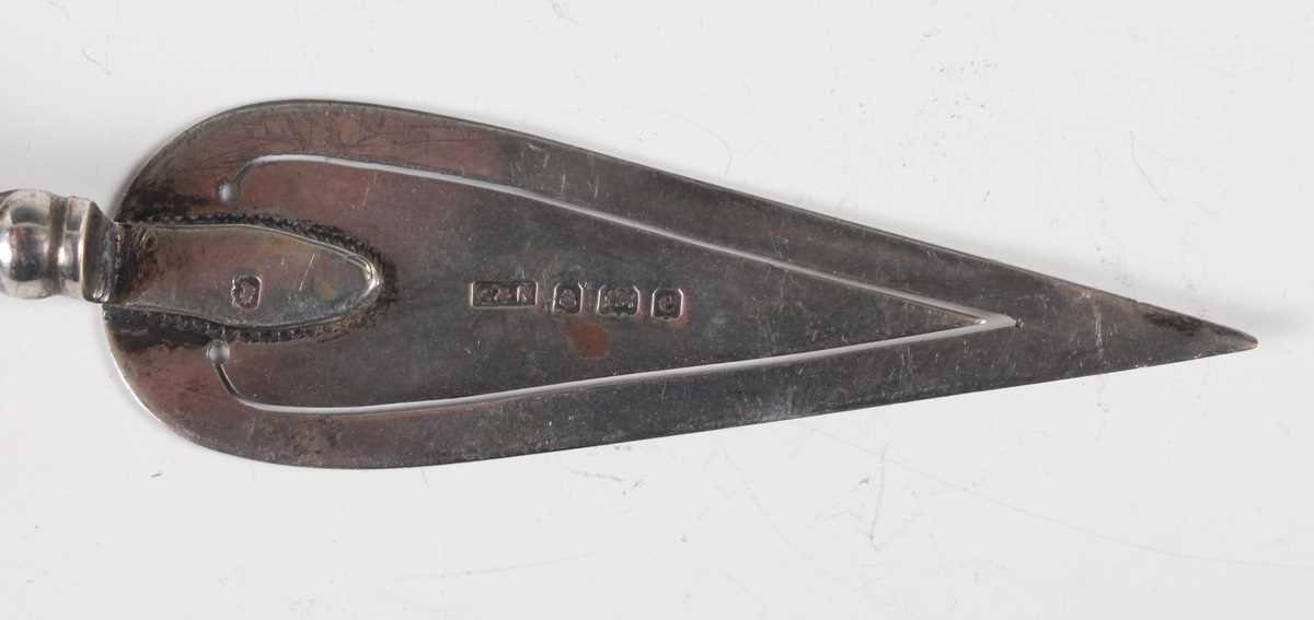 An Edwardian silver novelty bookmark in the form of a trowel, Birmingham 1904 by Crisford & - Image 5 of 7