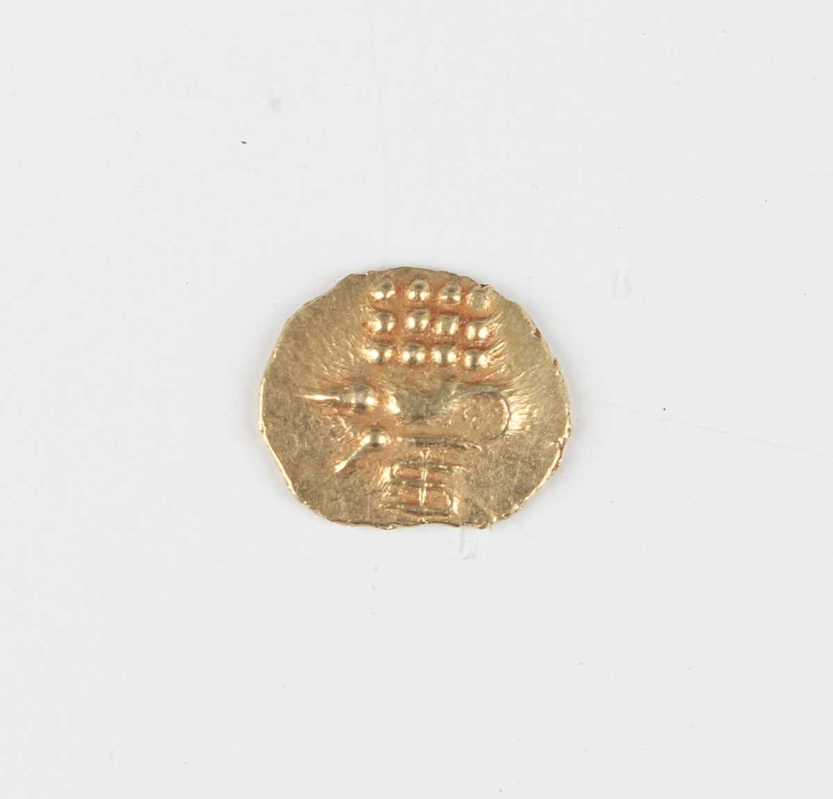 An India gold fanam, probably 18th century, together with a group of European and world coinage, - Image 5 of 5