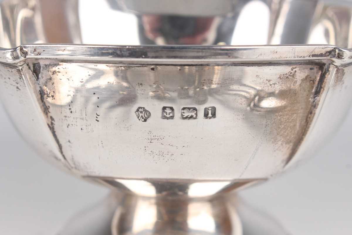 An Edwardian silver sugar bowl of circular lobed form, on a circular foot, Birmingham 1908, height - Image 3 of 4