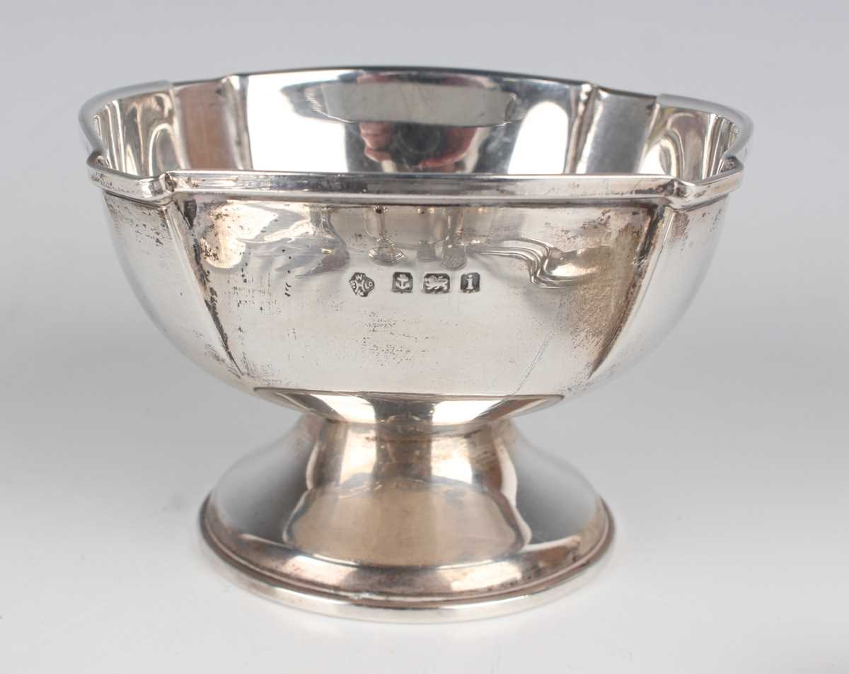 An Edwardian silver sugar bowl of circular lobed form, on a circular foot, Birmingham 1908, height - Image 2 of 4