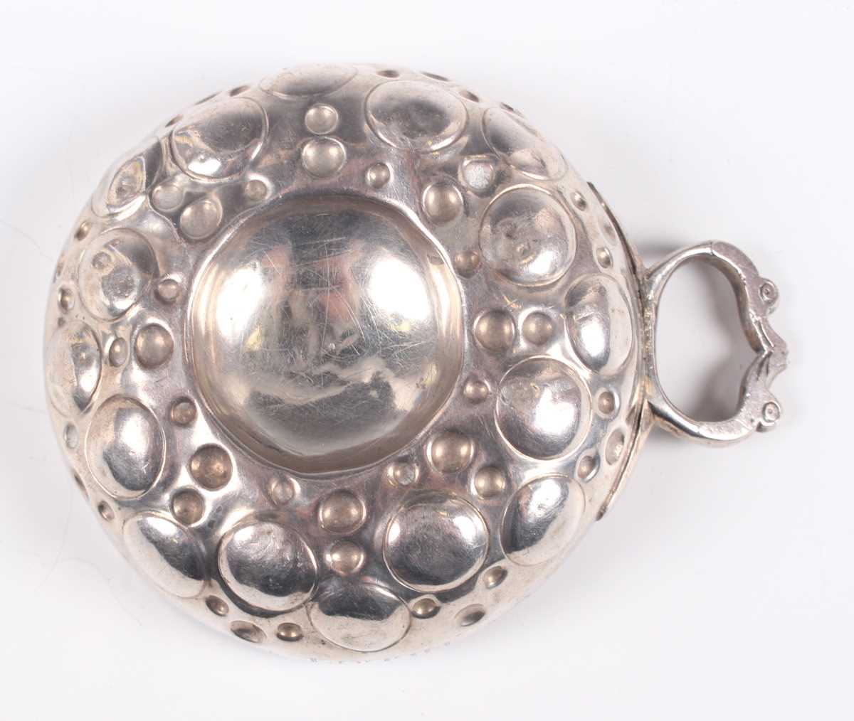 An early 19th century French silver tasse du vin, diameter 8.1cm, a George III silver urn shaped - Image 4 of 8