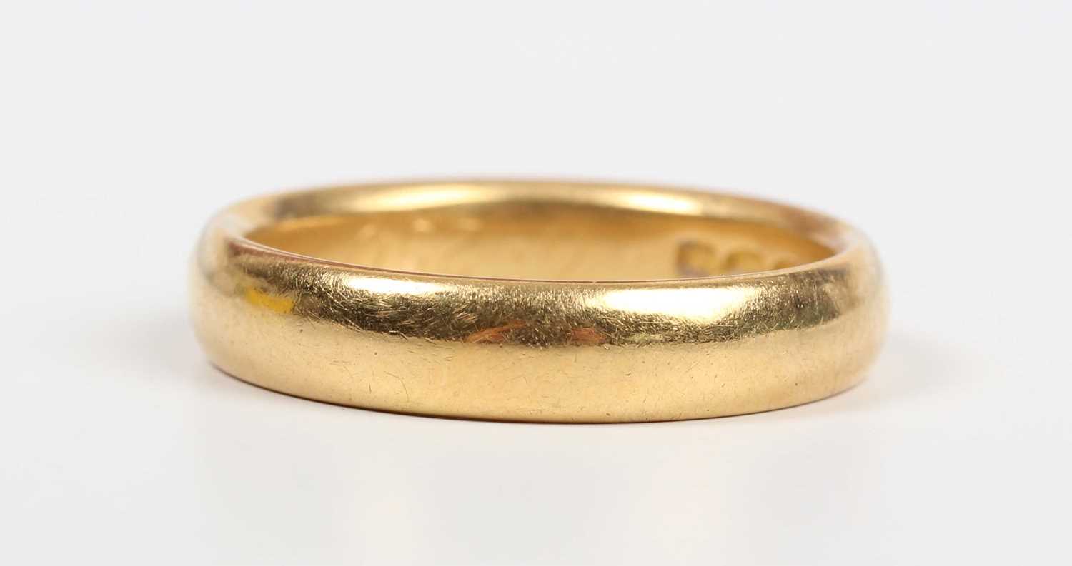 A 22ct gold wedding ring, London 1968, weight 7g, ring size approx P.