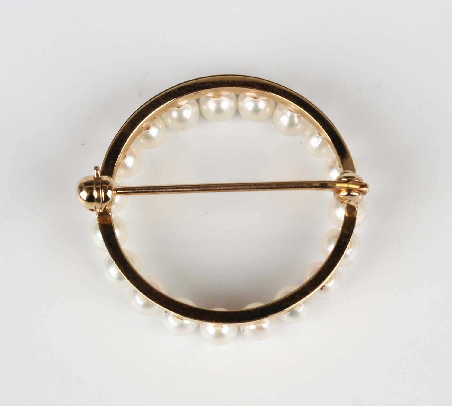 A gold and cultured pearl brooch in a circular design, detailed '14K', weight 2.5g, diameter 2.1cm. - Image 2 of 2