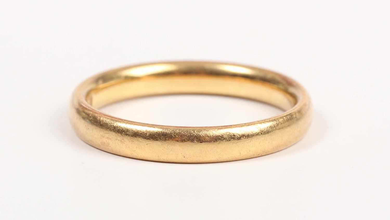 A 22ct gold wedding ring, London 1929, weight 5.6g, ring size approx P1/2. - Image 2 of 4