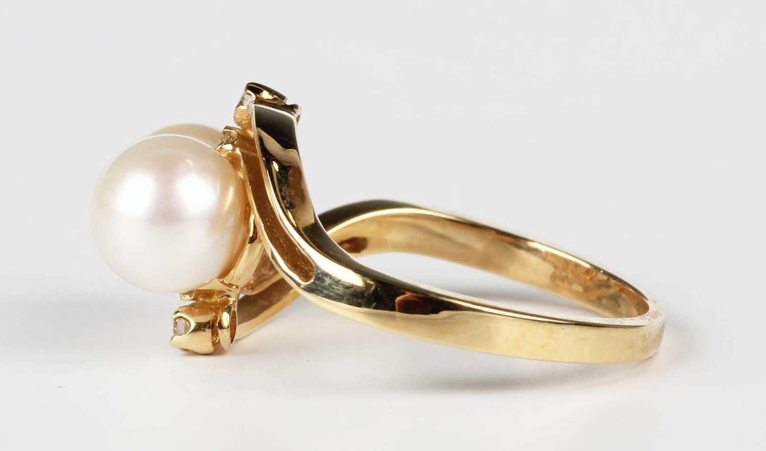 A gold ring, mounted with two cultured pearls and two pairs of circular cut diamonds in a - Image 3 of 5