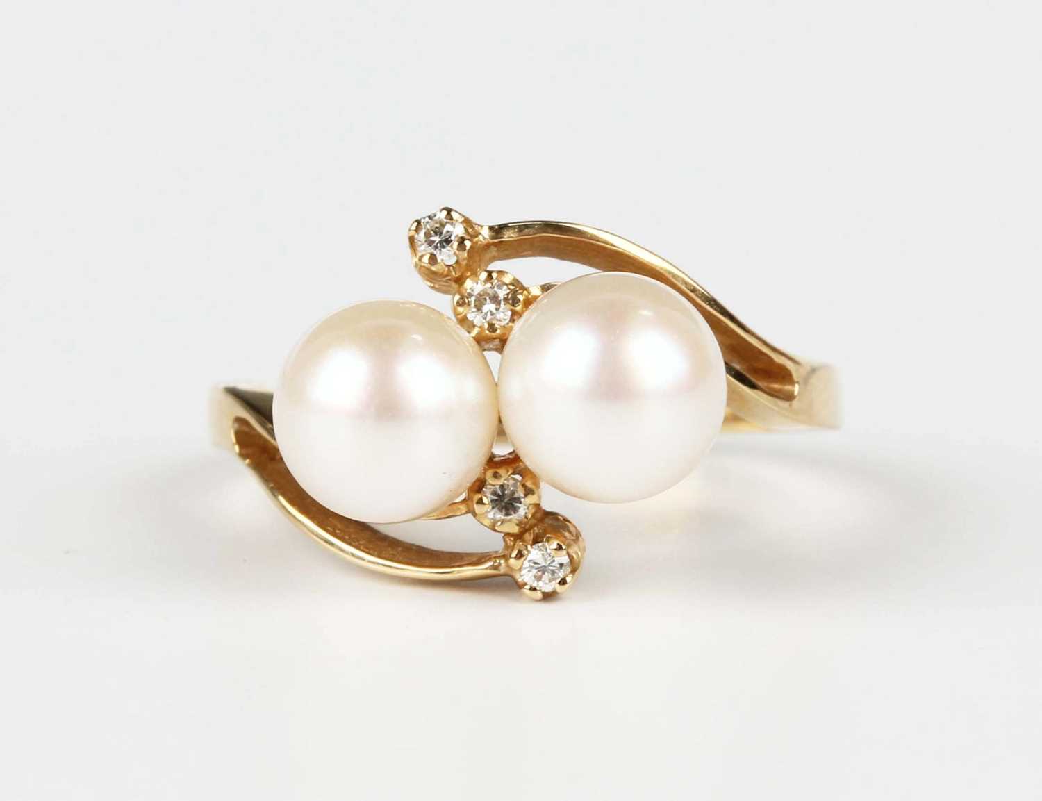 A gold ring, mounted with two cultured pearls and two pairs of circular cut diamonds in a - Image 2 of 5