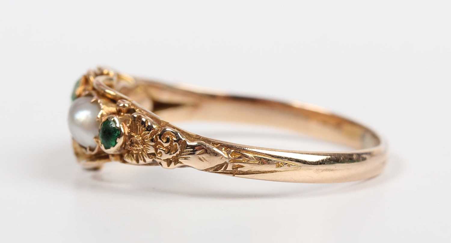 A gold, emerald, green gem and half-pearl ring, mounted with two half-pearls and four variously - Image 3 of 5