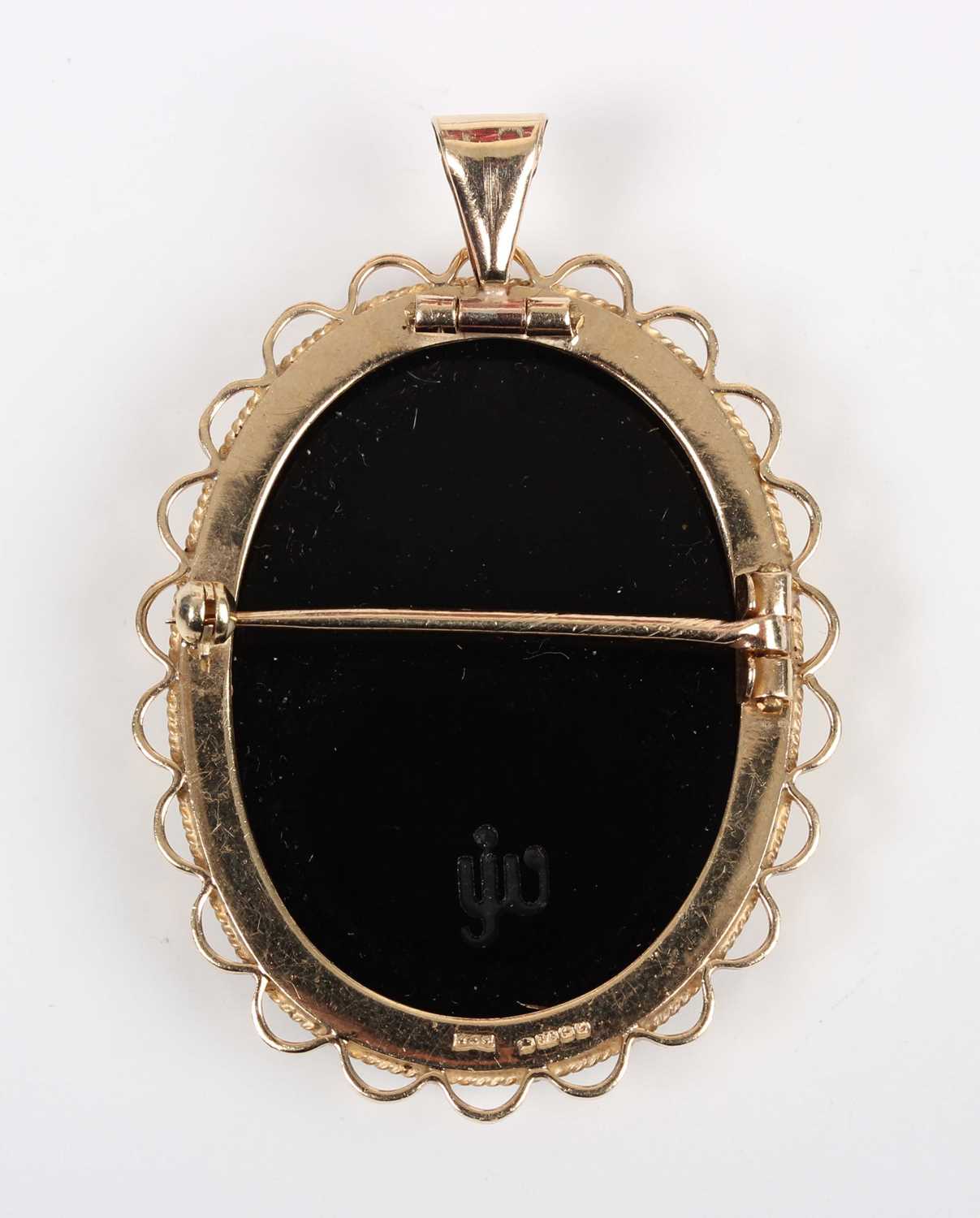 A 9ct gold mounted agate cameo pendant brooch, designed as a cat's face, Birmingham 1998, weight 9. - Image 2 of 2